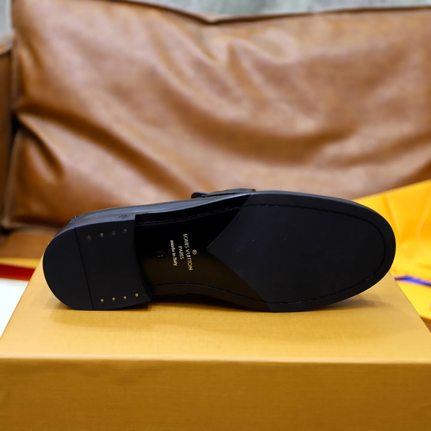 Men's Men's Shoes💰💰920LV Louis Vuitton Slip-on Loafers, top quality products from Guangzhou, ready for sale! This LV Glove loafer is made of selected soft cowhide, with a slightly wrinkled leather surface and a very high-end texture. Each pair is unique. The leather surface is light and soft, with a fine texture and good luster. It is a classic loafer style, with exquisite handmade mark stitching on the toe, and a square toe configuration to highlight the classic style. The horizontal band has hot-printed LV three-dimensional letters, semi-solid handcrafts and a genuine leather outsole, and a rubber patch on the heel to create wear-resistant performance and comfort. One of the must-have loafers for men! Comes with full original packaging! Code number: 38-39-40-41-42-43-44 (38, 45, 46 customized) standard leather shoe code